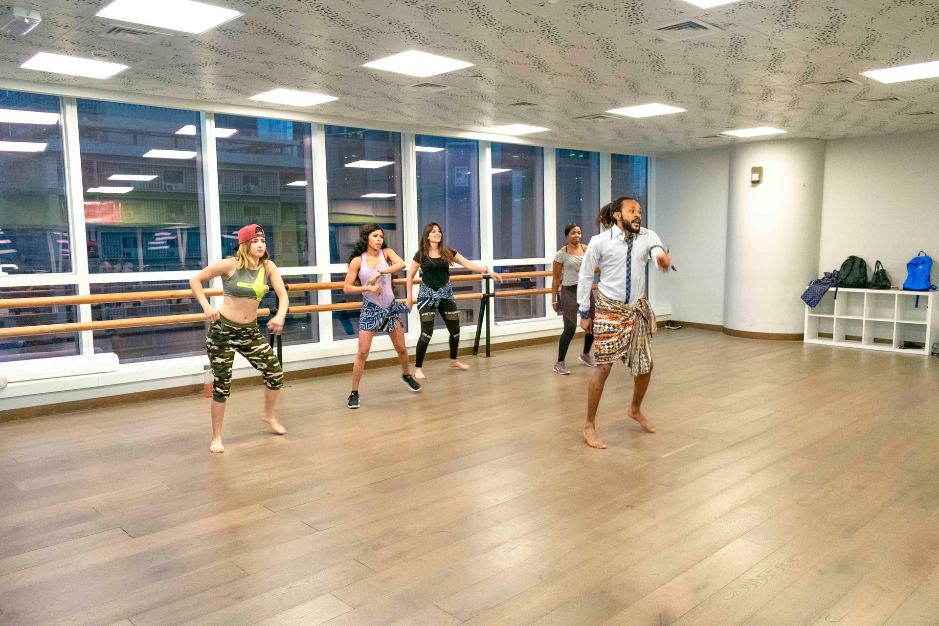 Stüdyo enerjisi suya taşınır: müzik, ritim ve grup motivasyonu